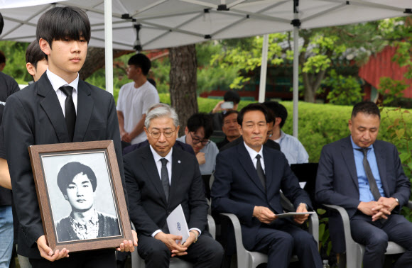 9일 서울 서대문구 연세대학교 이한열 동산에서 열린 제39주기 이한열 추모식에 우상호  강원도지사 당선인(가운데), 윤동섭 연세대 총장 등이 참석해 있다. 2026.6.9 연합뉴스