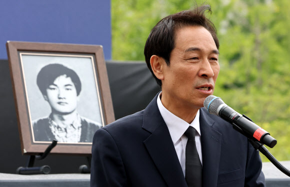 9일 서울 서대문구 연세대학교 이한열 동산에서 열린 제39주기 이한열 추모식에서 우상호 강원도지사 당선인이 추모사를 하고 있다. 2026.6.9 연합뉴스