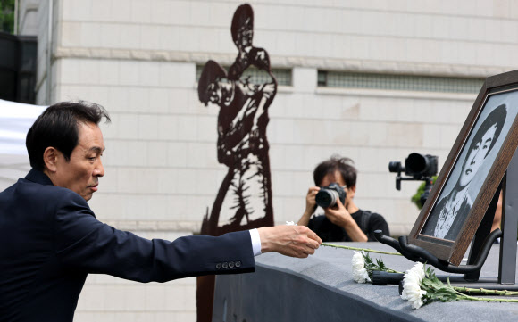9일 서울 서대문구 연세대학교 이한열 동산에서 열린 제39주기 이한열 추모식에서 우상호 강원도지사 당선인이 헌화하고 있다. 2026.6.9 연합뉴스