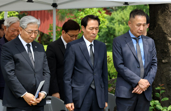 9일 서울 서대문구 연세대학교 이한열 동산에서 열린 제39주기 이한열 추모식에 우상호 강원도지사 당선인(가운데), 윤동섭 연세대 총장(왼쪽) 등이 묵념하고 있다. 2026.6.9 연합뉴스