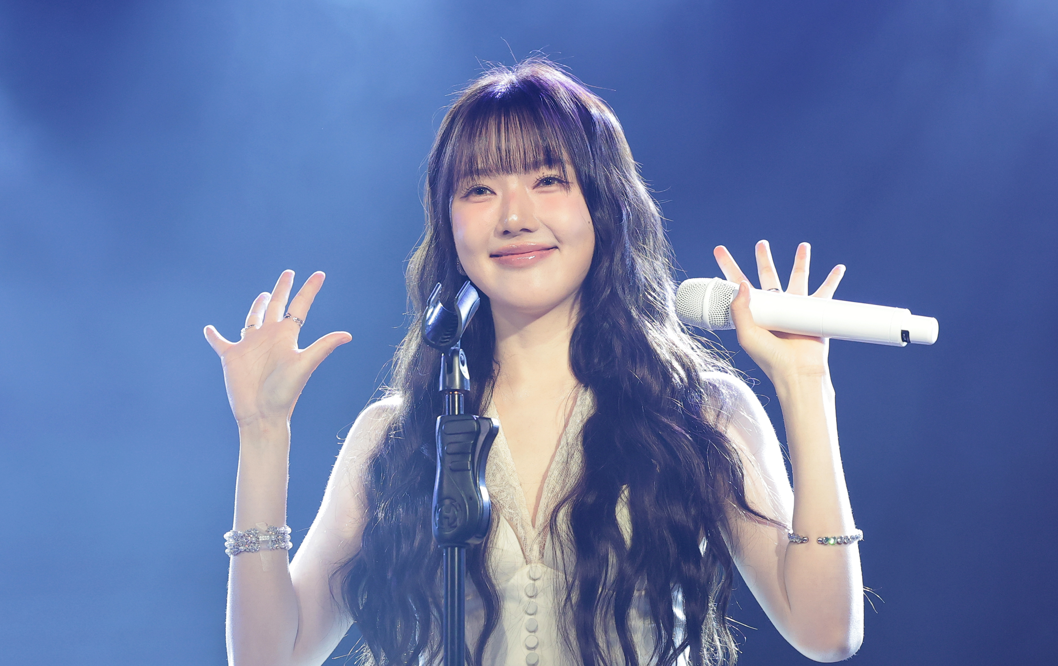 가수 예린이 9일 서울 마포구 홍대 롤링홀에서 열린 네 번째 미니 앨범 ‘REACH YOU’(리치 유) 발매 쇼케이스에서 수록곡 ‘폴라리스’를 선보이고 있다. 2026.6.9. 뉴스1