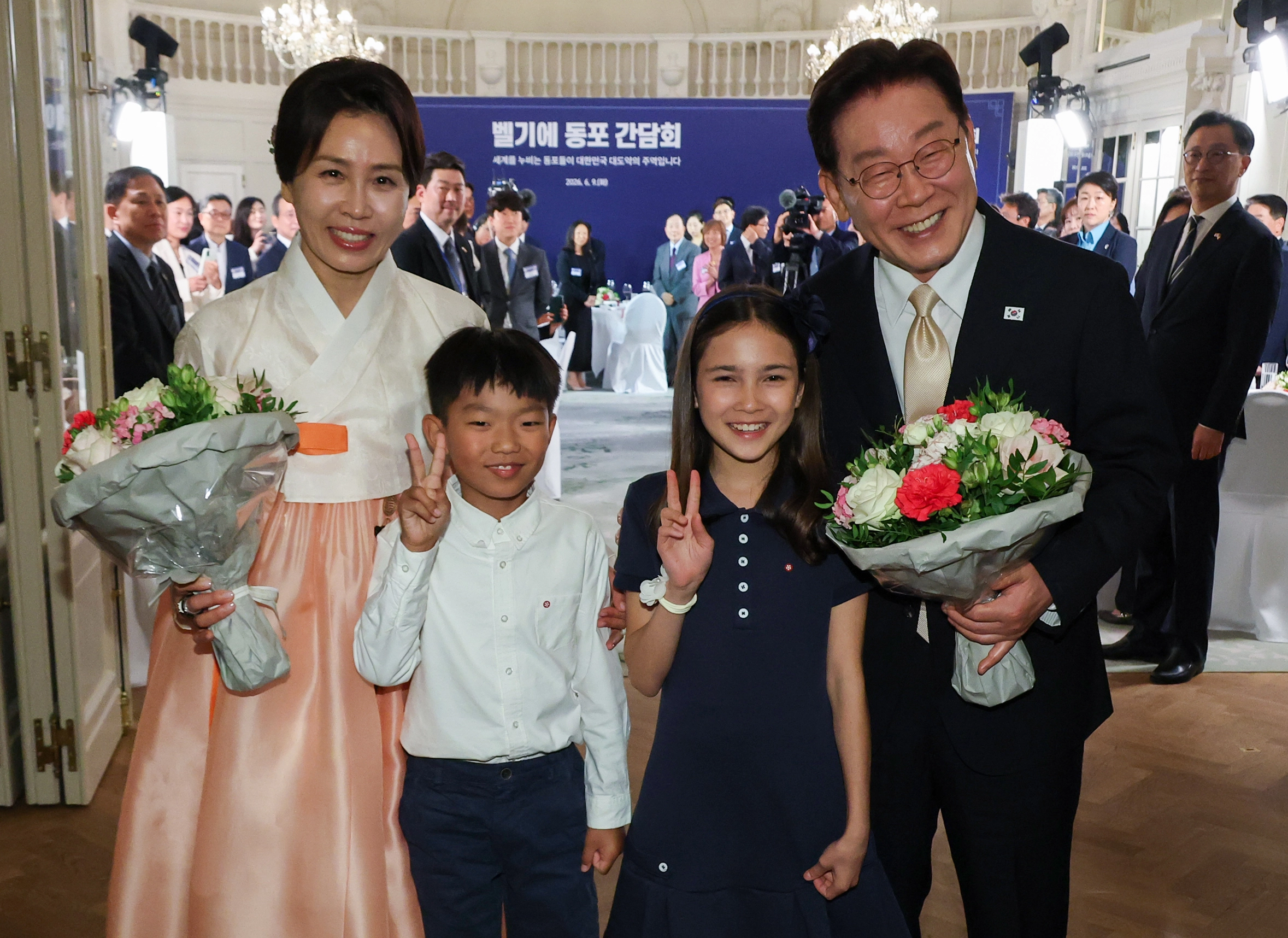 화동과 기념촬영하는 이재명 대통령 부부  이재명 대통령과 김혜경 여사가 9일(현지시간) 벨기에 브뤼셀 한 호텔에서 열린 동포 만찬간담회에서 화동과 기념촬영을 하고 있다.
브뤼셀 연합뉴스