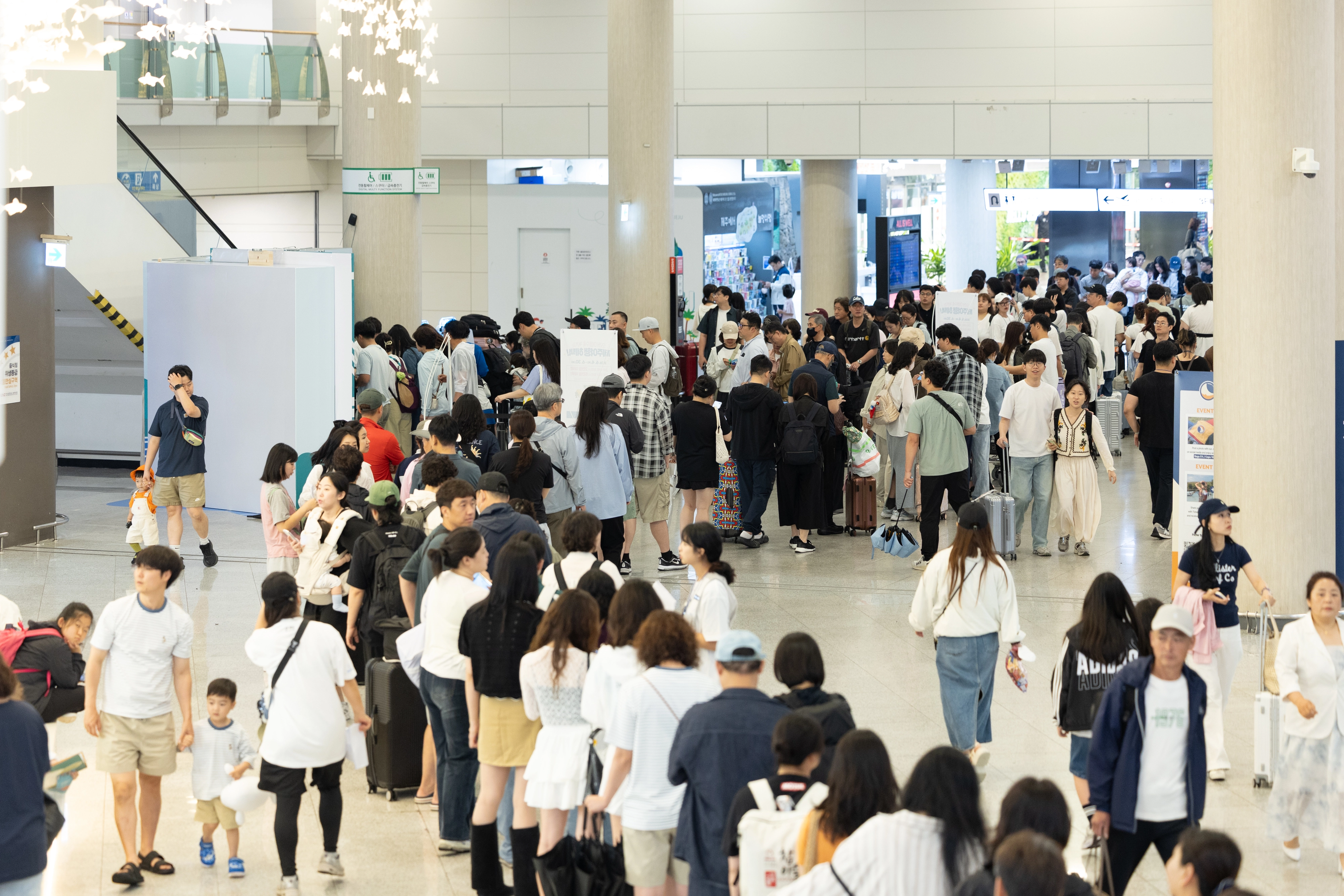 제주도와 제주관광공사는 지난 4일부터 제주국제공항에서 진행한 개별관광객 대상 여행 지원 프로모션 행사에서 여행객들이 탐나는전을 받기 위해 길게 줄이 늘어서 있다. 제주관광공사 제공