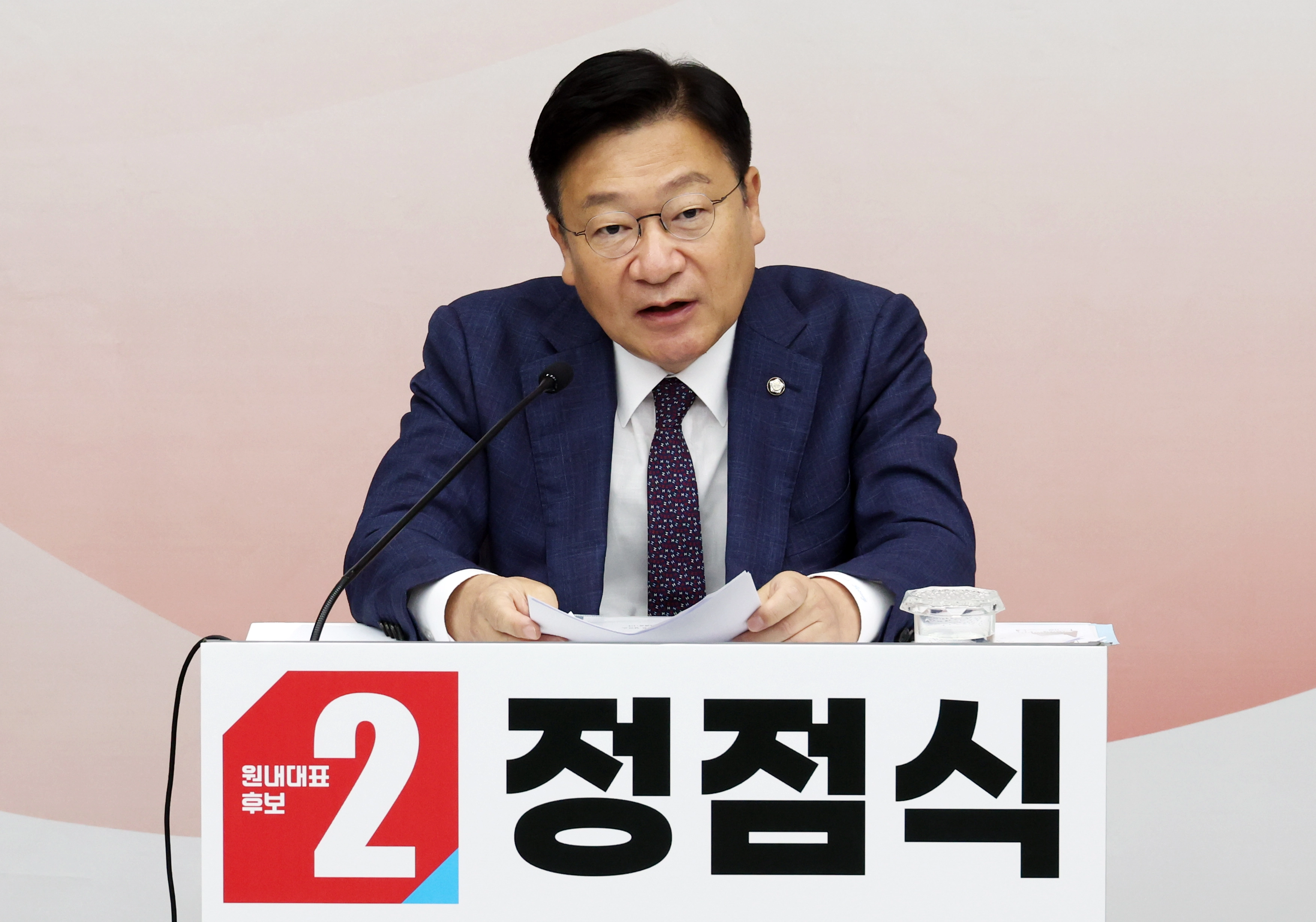합동토론하는 정점식 국민의힘 원내대표 후보자  정점식 국민의힘 원내대표 후보자가 10일 여의도 국회에서 열린 원내대표 선출 의원총회에서 합동토론을 하고 있다. 뉴시스