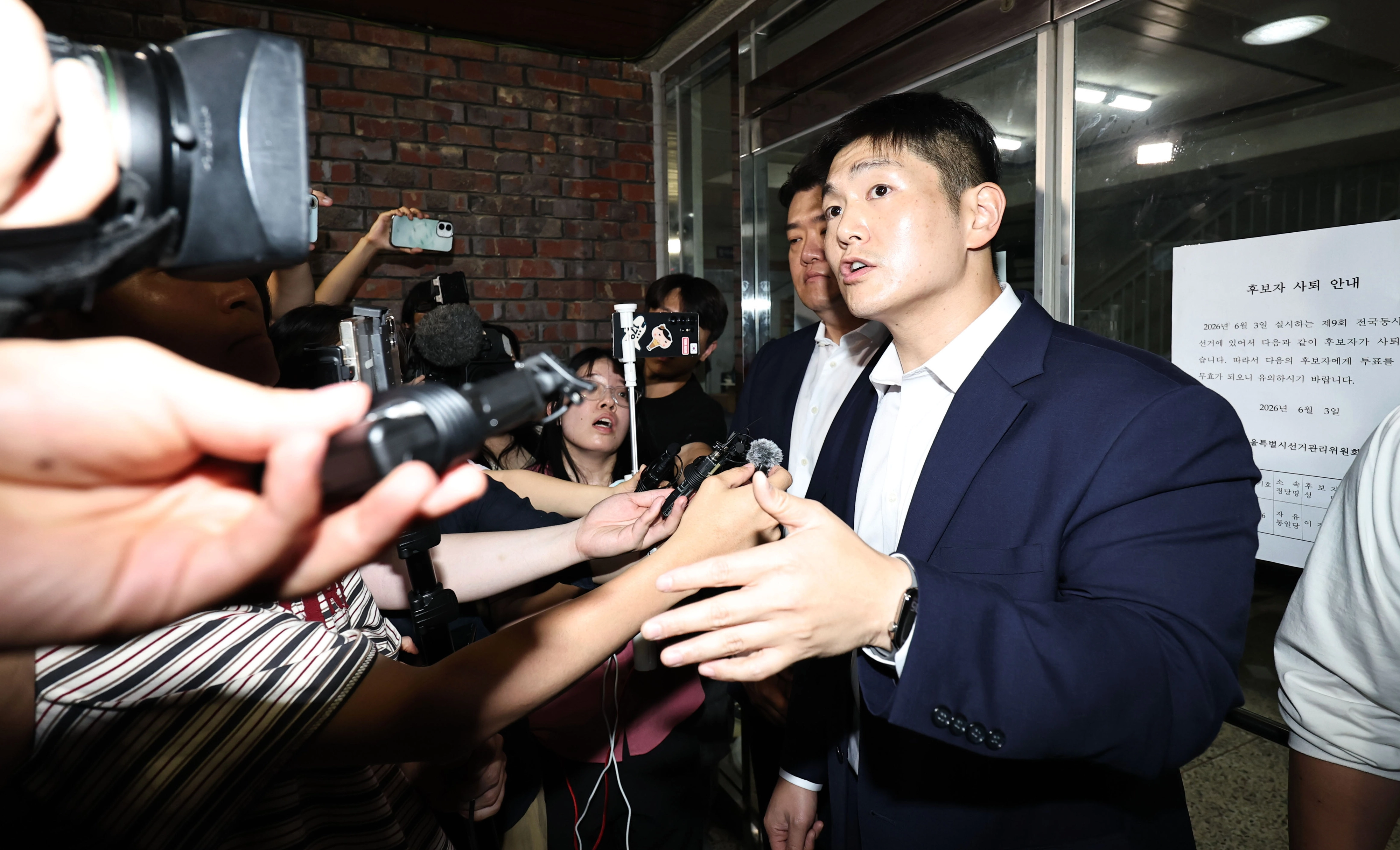 국민의힘 김재섭 의원이 4일 제9회 전국동시지방선거 및 국회의원 재·보궐선거 투표용지 부족으로 투표 시간이 오후 10시까지 연장됐던 서울 송파구 잠실7동 제2투표소 앞에서 현재 상황 등에 대해 설명하고 있다. 공동취재 2026.6.4