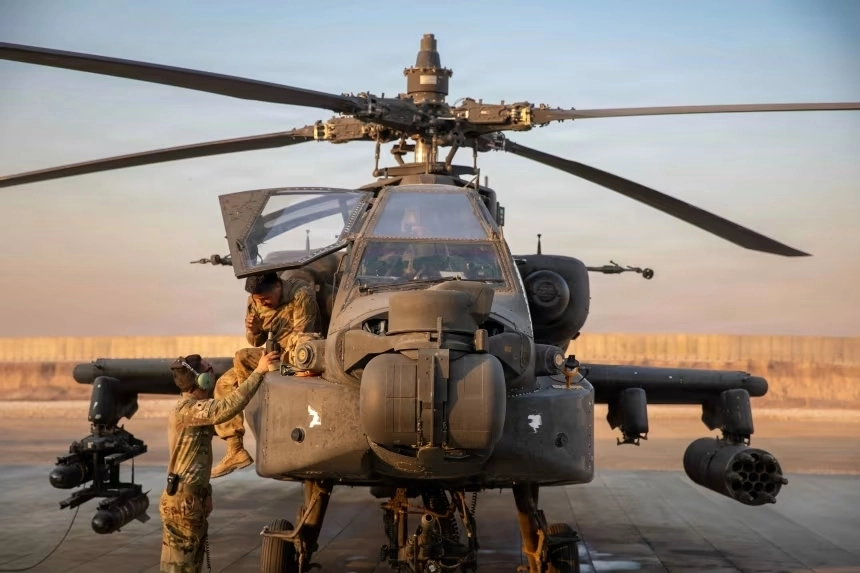 2025년 11월 5일(현지시간) 미 중부사령부 작전책임지역에서 미 육군 승무원들이 AH-64 아파치 공격 헬리콥터에 대한 비행점검을 실시하고 있다. 미 육군 자료