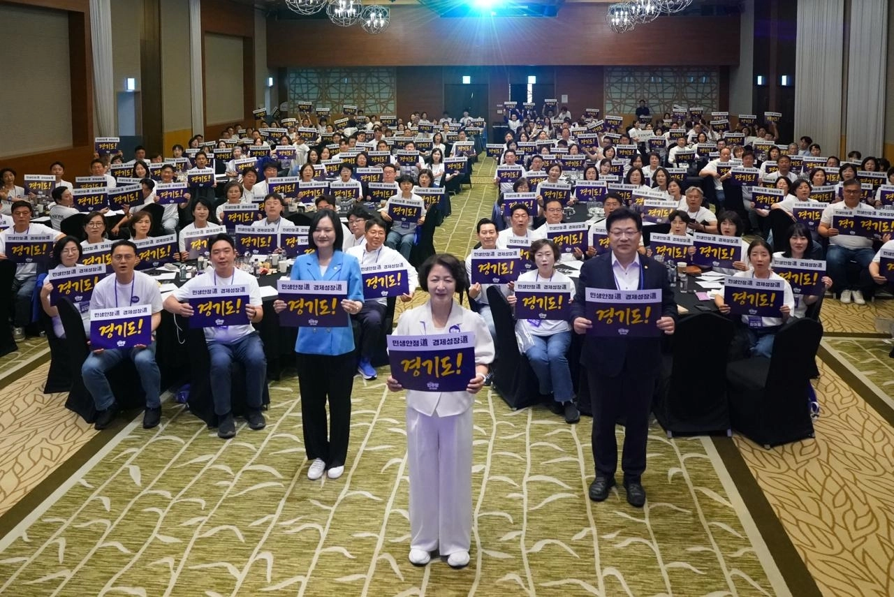 9일 경기도 광주 곤지암리조트에서 열린 제9회 전국동시지방선거 경기도 기초의원 민주당 당선인 워크숍에서 참석자들이 추미애 경기도지사 당선인과 기념 촬영을 하고 있다. 민주당 경기도당 제공