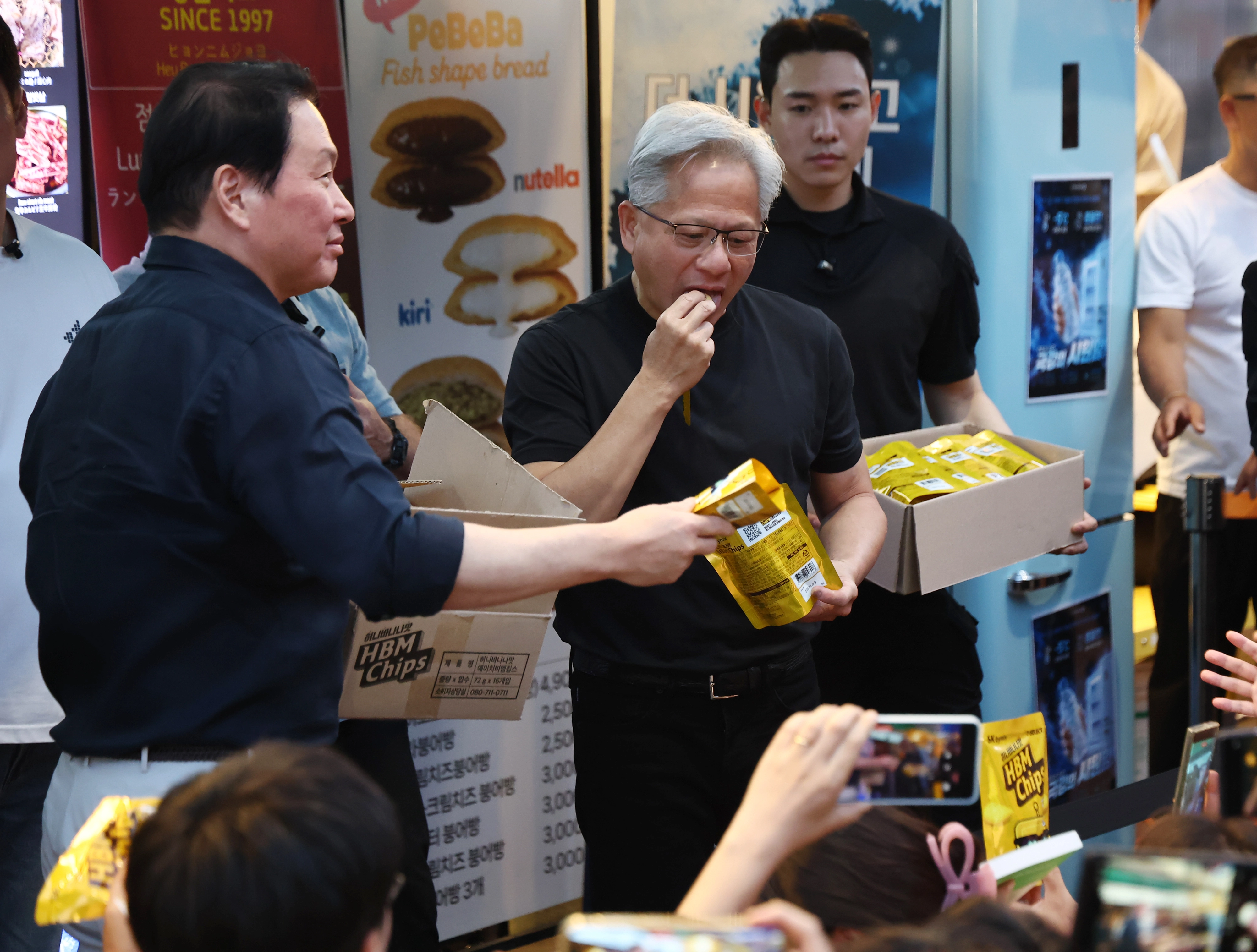 HBM칩 맛보는 젠슨 황 CEO  젠슨 황 엔비디아 최고경영자(CEO)가 5일 서울 마포구 홍대 인근 삼겹살 음식점 ‘형님 저요’에서 최태원 SK그룹 회장, 구광모 LG그룹 회장, 이해진 네이버 의장과 ‘삼소(삼겹살·소주) 회동’을 하며 HBM 칩을 맛보고 있다. 2026.6.5 연합뉴스