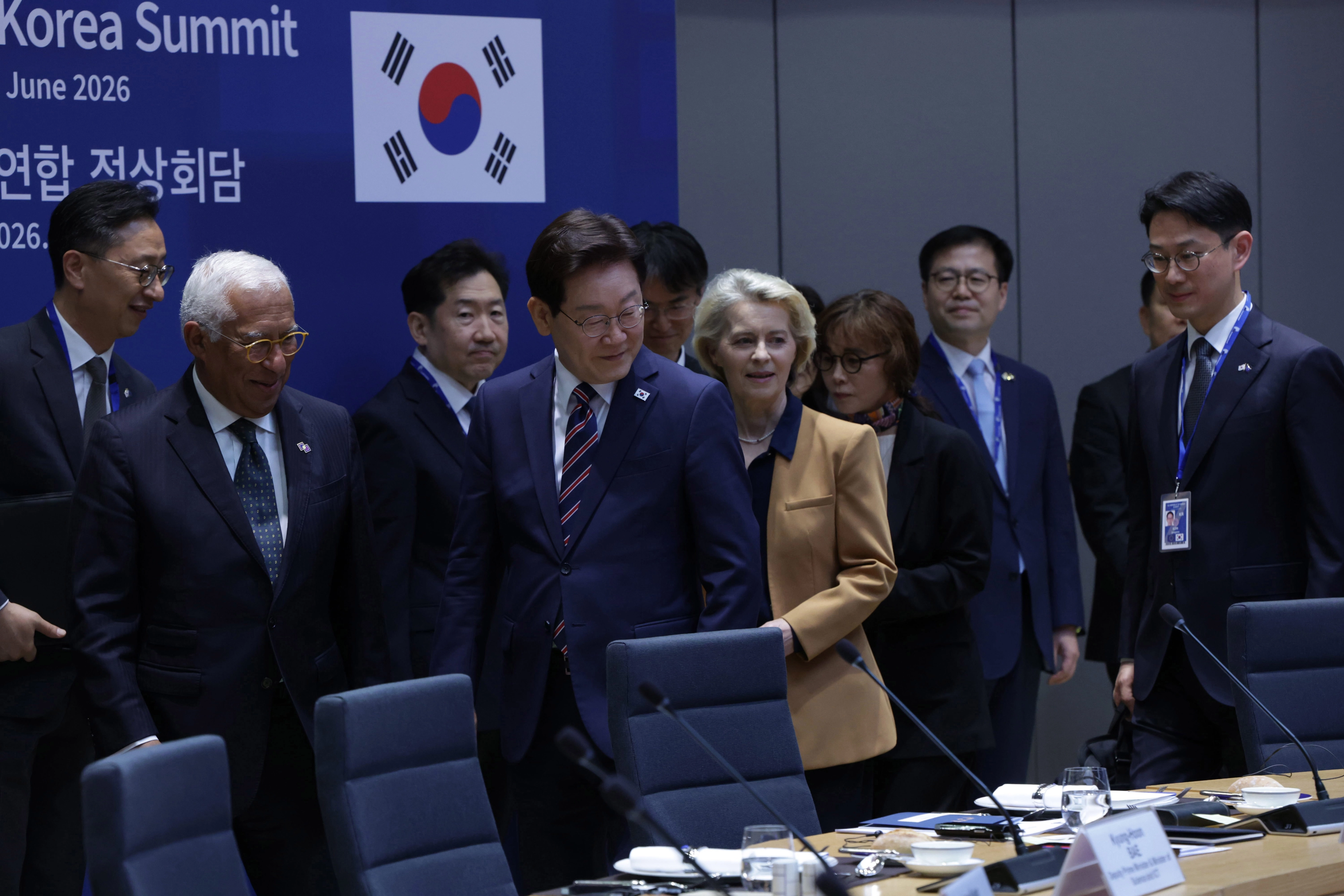 한·EU 정상회의 참석하는 이재명 대통령  G7 정상회의 참석 계기 벨기에를 방문 중인 이재명 대통령이 10일(현지 시간) 브뤼셀 유럽 연합(EU) 이사회에서 유럽 연합 안토니우 코스타 정상회의 상임의장, 우르술라 폰 데어 라이엔 집행위원장 등과 정상회담을 위해 자리로 향하고 있다.
브뤼셀 뉴시스