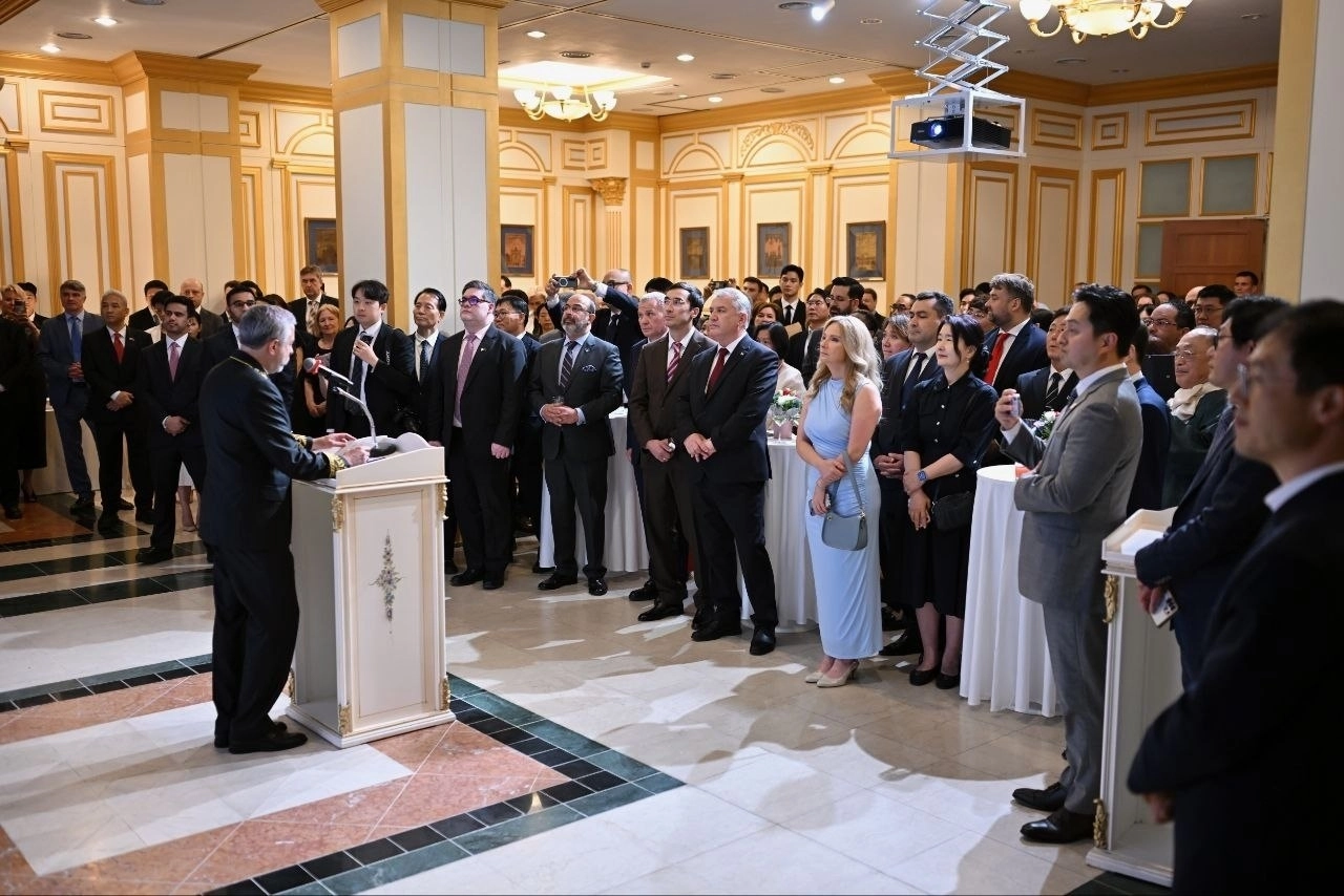 주한 러시아대사관은 지난 9일 서울에서 러시아 국경일인 ‘러시아의 날’ 기념 리셉션을 개최했다고 밝혔다. 행사에는 한국 정재계는 물론, 문화·학계 관계자와 주한 외교단 인사들이 대거 참석했다. 특히 여권 차기 당권주자로 거론되는 송영길 전 더불어민주당 대표와 김상욱 울산시장 당선인도 자리했다. 사진은 게오르기 지노비예프 주한 러시아대사가 환영사를 하는 모습. 2026.6.10 주한러대사관