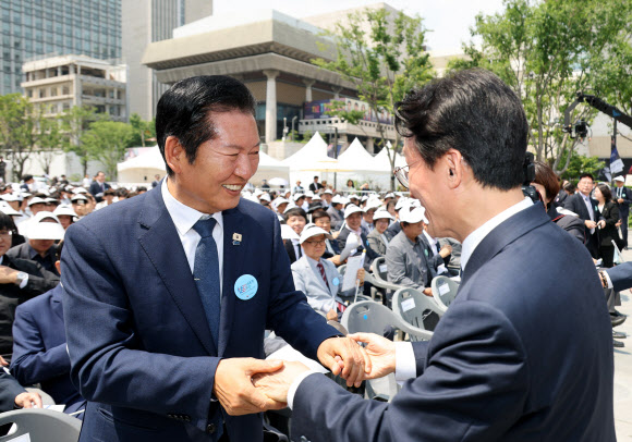 김민석 국무총리와 더불어민주당 정청래 대표가 10일 서울 종로구 광화문광장에서 열린 제100주년 6ㆍ10 만세운동 기념식에서 인사하고 있다. 2026.6.10 연합뉴스