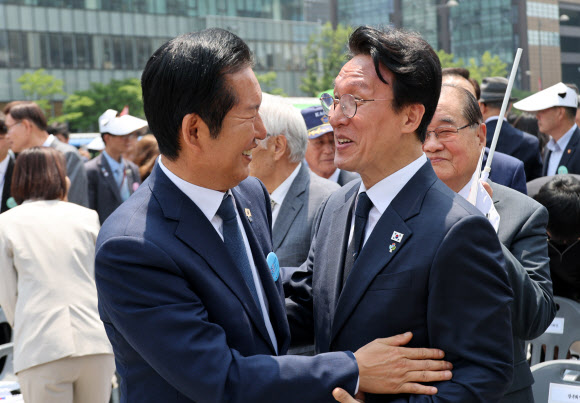 김민석 국무총리와 더불어민주당 정청래 대표가 10일 오전 서울 종로구 광화문광장에서 열린 제100주년  6ㆍ10 만세운동 기념식을 마친 뒤 인사하고 있다. 2026.6.10 연합뉴스