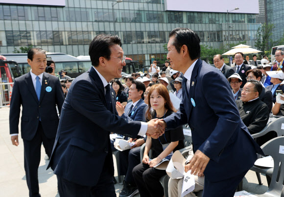 김민석 국무총리와 더불어민주당 정청래 대표가 10일 서울 종로구 광화문광장에서 열린 제100주년 6ㆍ10 만세운동 기념식에서 인사하고 있다. 2026.6.10 연합뉴스