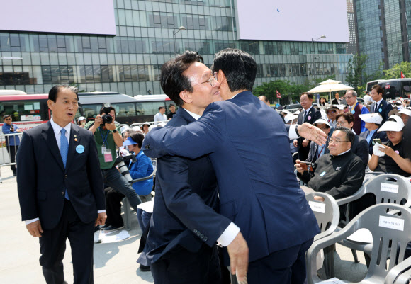 김민석 국무총리와 더불어민주당 정청래 대표가 10일 서울 종로구 광화문광장에서 열린 제100주년 6ㆍ10 만세운동 기념식에 참석해 포옹하고 있다. 2026.6.10 연합뉴스