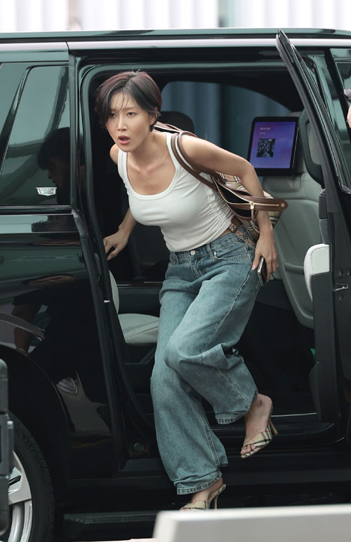 마마무 화사가 10일 인천국제공항에 도착해 태국으로 출국하고 있다. 2026.6.10 뉴스1