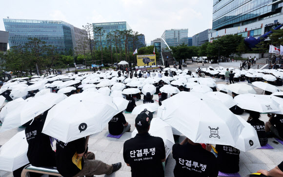 부분 파업에 들어간 카카오 노조원들이 10일 경기도 성남시 유스페이스 광장에서 파업 승리 결의대회를 하고 있다. 2026.6.10 연합뉴스