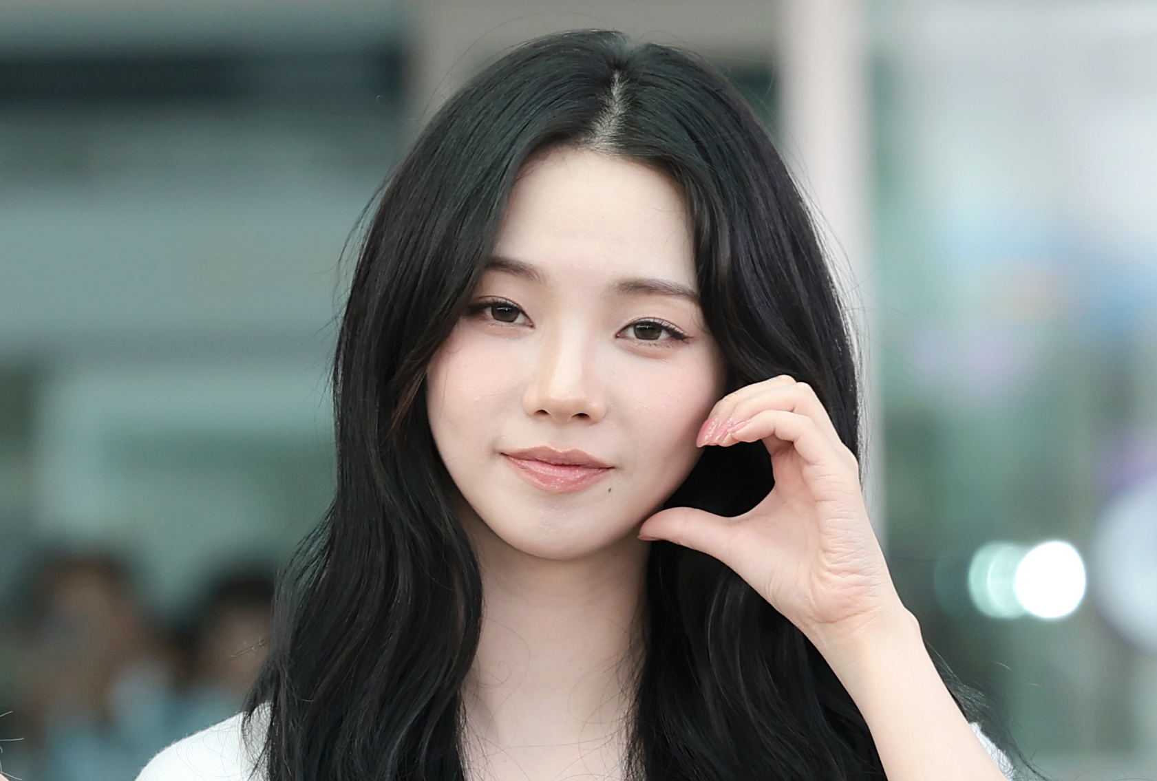 에스파 카리나가 월드컵 응원을 위해 10일 인천국제공항에 도착해 멕시코로 출국하기 전 포즈를 취하고 있다. 2026.6.10. 뉴스1