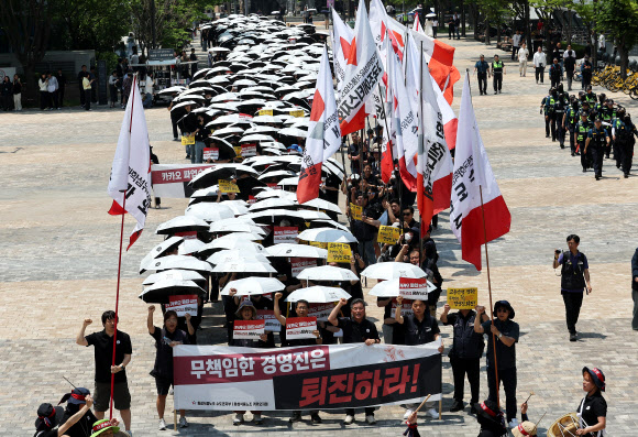 부분 파업에 들어간 카카오 노조원들이 10일 경기도 성남시 카카오 판교 아지트에서 유스페이스 광장까지 행진하고 있다. 2026.6.10. 연합뉴스