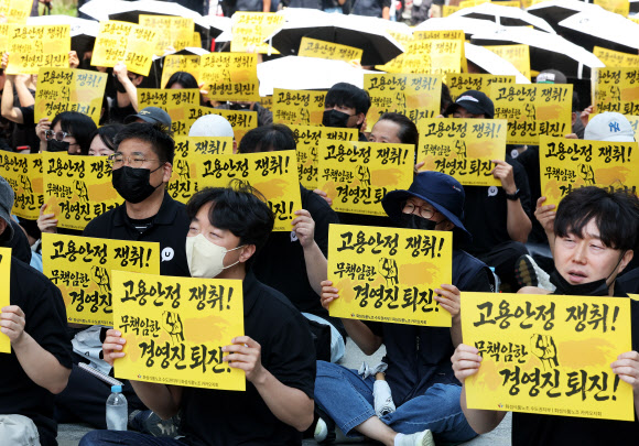 부분 파업에 들어간 카카오 노조원들이 10일 경기도 성남시 카카오 판교아지트 앞에서 구호를 외치고 있다. 2026.6.10 연합뉴스