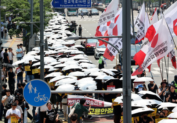 부분 파업에 들어간 카카오 노조원들이 10일 경기도 성남시 카카오 판교 아지트에서 유스페이스 광장까지 행진하고 있다. 2026.6.10 연합뉴스