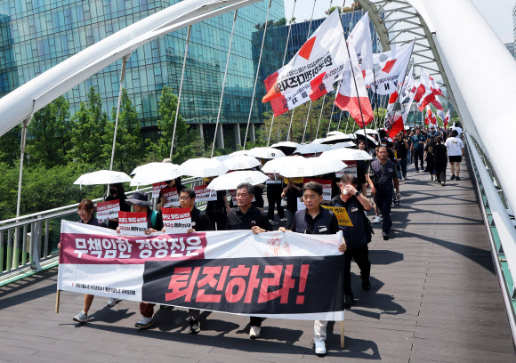 부분 파업에 들어간 카카오 노조가 10일 경기도 성남시 카카오 판교 아지트에서 유스페이스 광장까지 행진하고 있다. 2026.6.10 연합뉴스