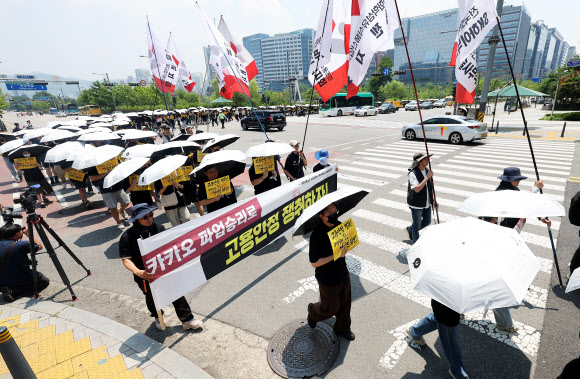 부분 파업에 들어간 카카오 노조가 10일 경기도 성남시 카카오 판교 아지트에서 유스페이스 광장까지 행진하고 있다. 2026.6.10 연합뉴스