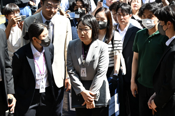 서울동부지방법원 민사51단독 김지연 부장판사가 10일 6·3지방선거 당시 서울 송파구 잠실7동 제2투표소였던 아파트 노인정에 도착해 증거물 확보 등 현장검증을 위해 건물 내부로 들어가고 있다. 2026.6.10  공동취재