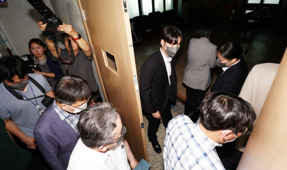 서울동부지방법원 관계자들이 10일 6·3 지방선거 당시 서울 송파구 잠실7동 제2투표소였던 아파트 노인정에 도착해 증거물 확보 등 현장검증을 실시하고 있다. 2026.6.10  공동취재