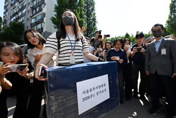 서울동부지방법원 관계자들이 10일 6·3 지방선거 당시 서울 송파구 잠실7동 제2투표소였던 아파트 노인정에 도착해 증거물 확보 등 현장검증을 위해 건물 내부로 들어가고 있다. 2026.6.10  공동취재