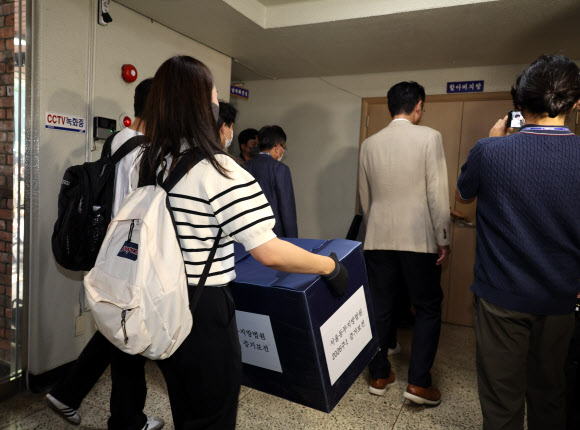 서울동부지방법원 관계자들이 10일 6·3 지방선거 당시 서울 송파구 잠실7동 제2투표소였던 아파트 노인정에 도착해 현장 검증에 나서고 있다. 2026.6.10  공동취재