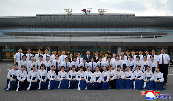정우민을 단장으로 하는 총련 조선대학교 졸업학년 학생 조국방문단이 지난 9일 비행기로 평양에 도착했다고 조선중앙통신이 10일 보도했다. 2026.6.10. 평양 조선중앙통신 연합뉴스