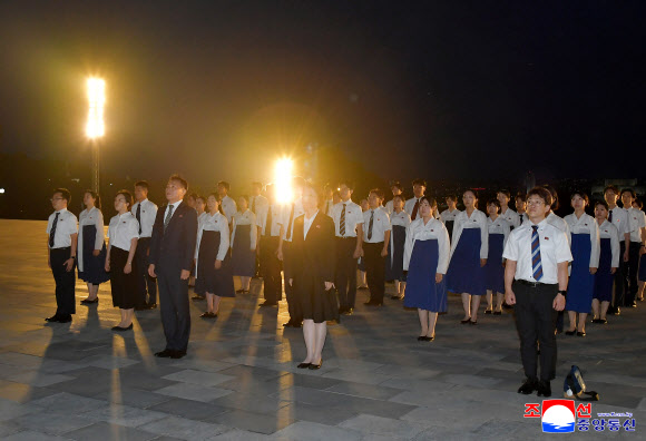 총련조선대학교 졸업학년 학생 조국방문단이 지난 9일 평양 만수대언덕의 김일성 주석과 김정일 국방위원장 동상을 찾아 참배했다고 조선중앙통신이 10일 보도했다. 2026.6.10. 평양 조선중앙통신 연합뉴스