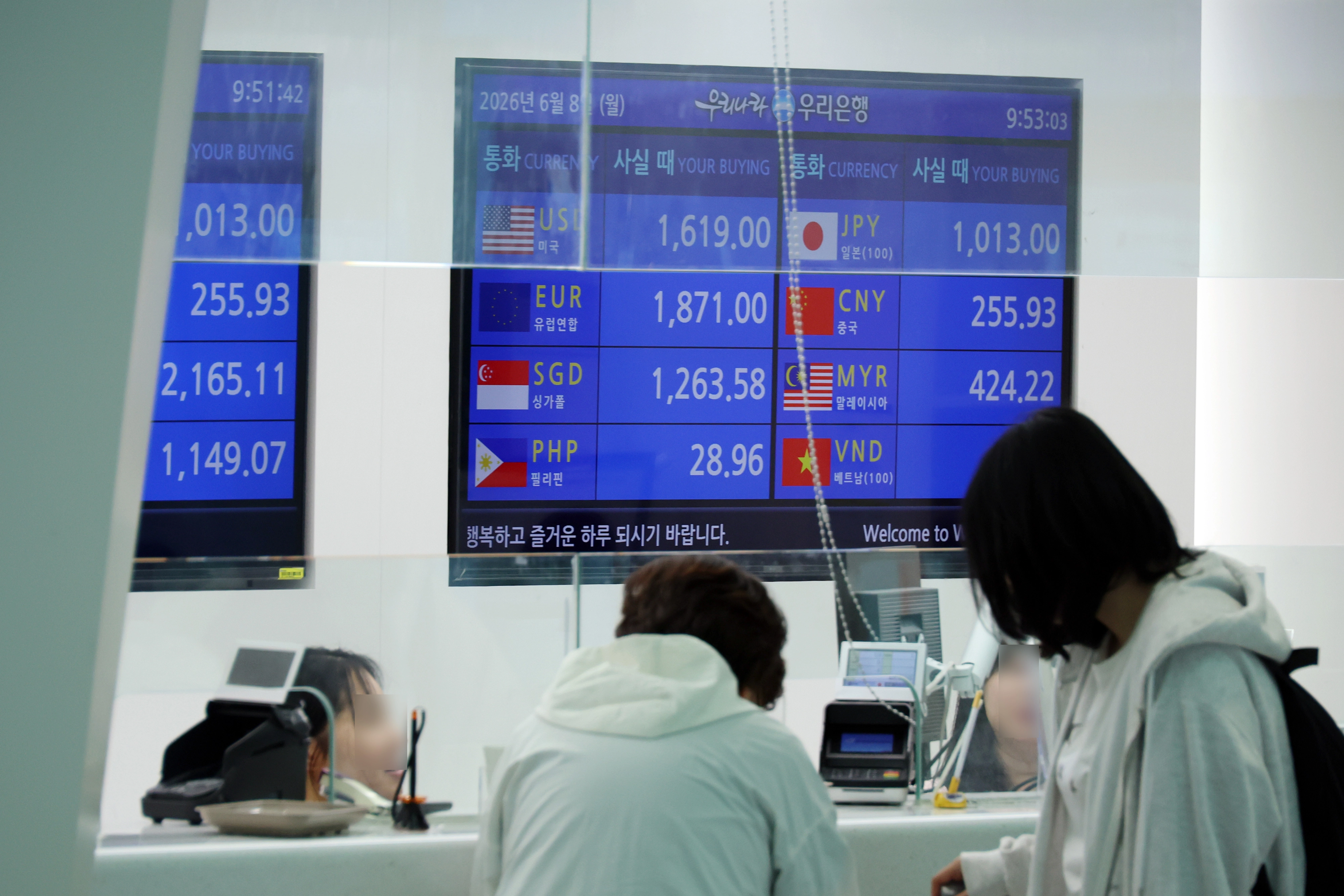 ‘달러 사려면 1600원’  [인천공항=뉴시스] 고승민 기자 = 원·달러 환율이 서울 외환시장에서 달러당 1555.2원에 거래를 시작한 8일 인천국제공항 2터미널 은행 환전소 모니터에 달러 원화 구입가가 1600원대를 기록하고 있다. 2026.06.05. kkssmm99@newsis.com

<저작권자ⓒ 공감언론 뉴시스통신사. 무단전재-재배포 금지.>