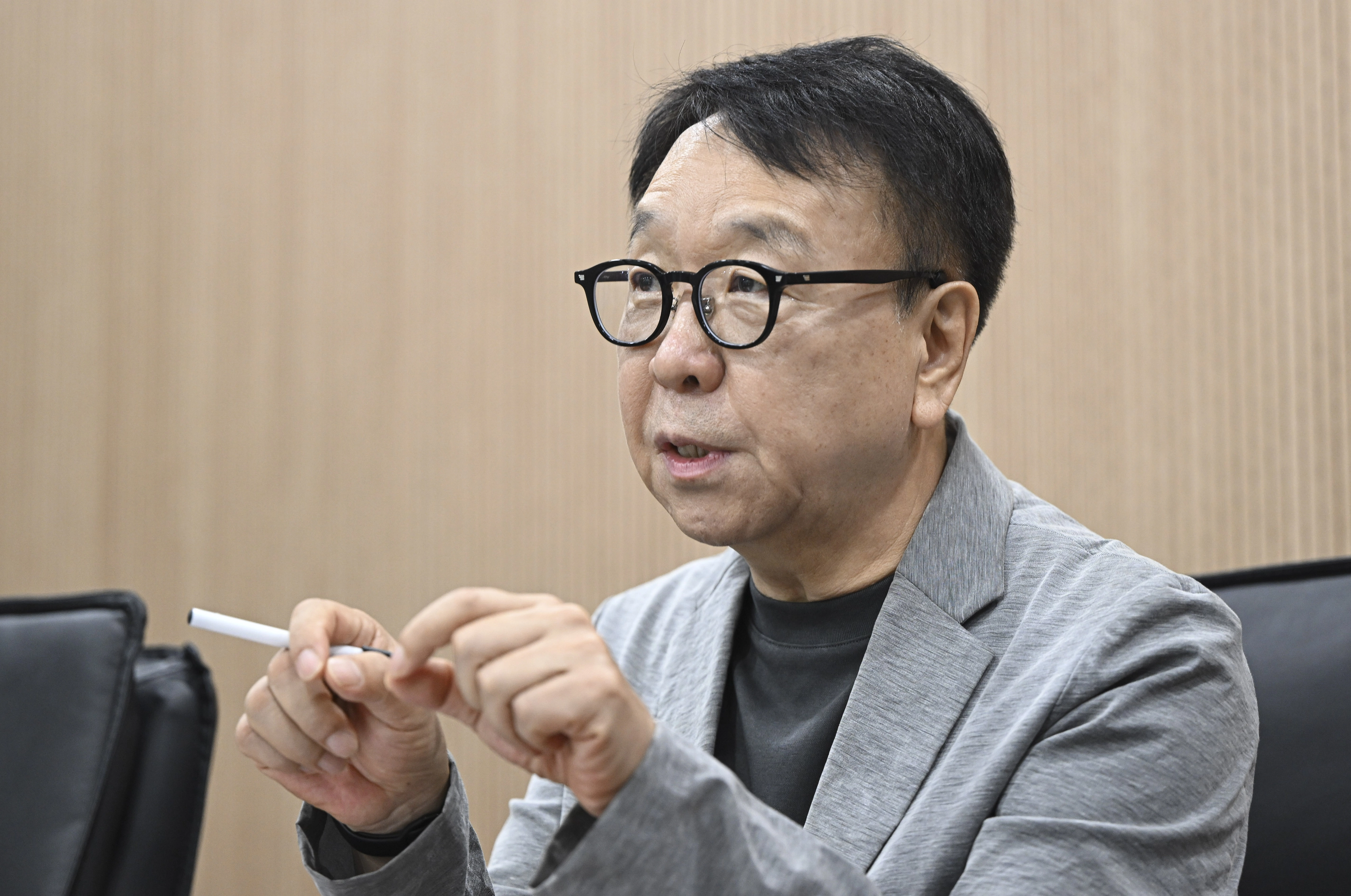 조동호 이화여대 명예교수는 서울신문과의 인터뷰에서 “‘평화적 두 국가’가 실효성을 가지려면 북한은 경제가 살아나 주민들의 남한에 대한 동경이 어느 정도 완화돼야 우리와 평화적 관계 국가로 지낼 수 있다”며 “과연 그런 날이 언제 올지는 미지수다”고 말했다. 2026.5.27 이지훈 기자