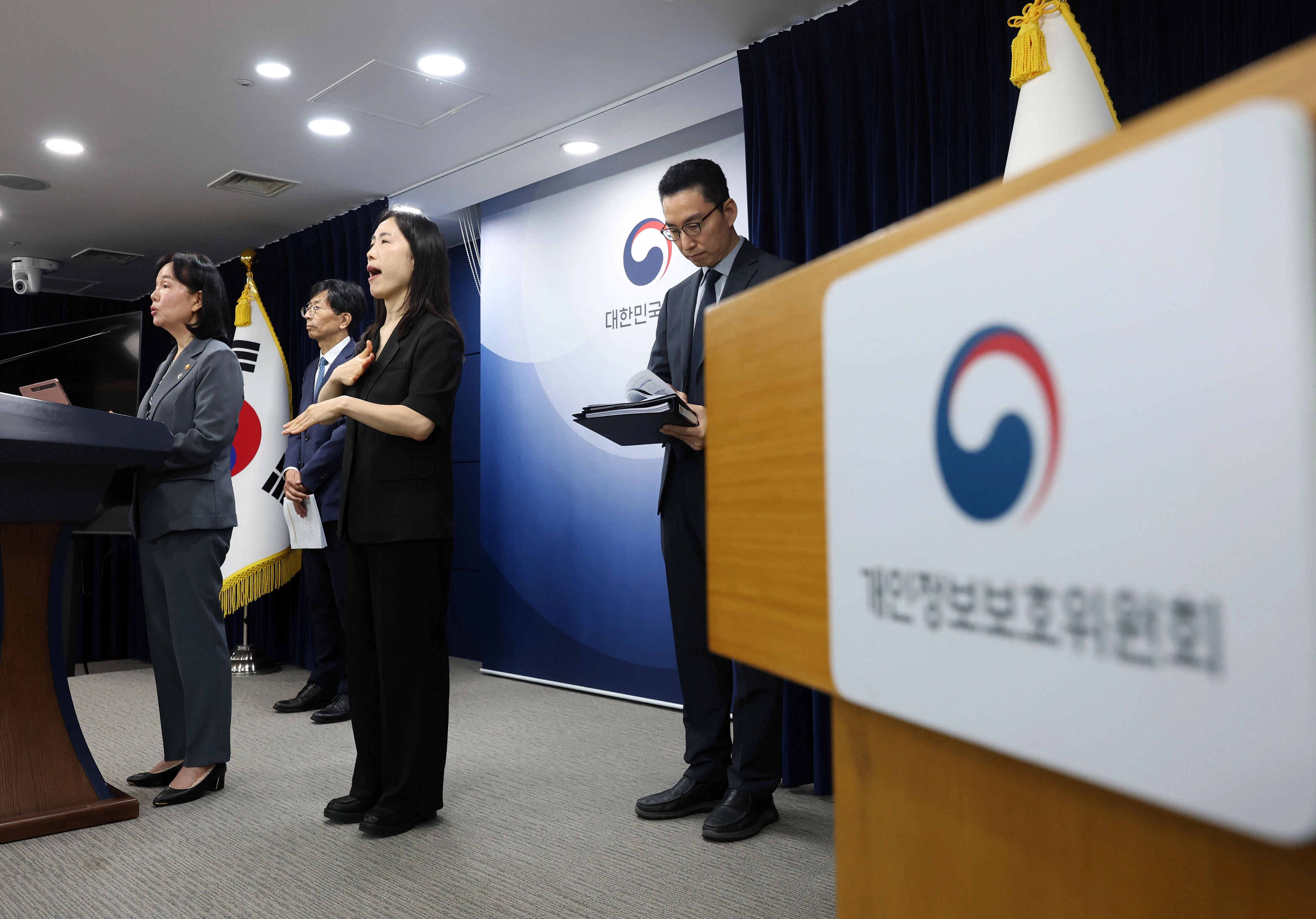 개보위, 쿠팡 과징금 제재 관련 브리핑  송경희 개인정보위 위원장이 11일 서울 종로구 정부서울청사에서 쿠팡 과징금 제재 관련 브리핑을 하고 있다. 개보위는 3천750만명의 개인정보를 유출하고, 법적 근거 없이 회원들의 온라인 활동기록을 무단 수집한 쿠팡에 과징금 총 6천246억원을 부과했다. 연합뉴스