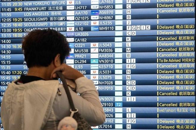 6월3일 일본 도쿄 하네다공항 국제선 터미널에서 한 남성이 항공편 안내 전광판을 바라보고 있다. AFP연합뉴스