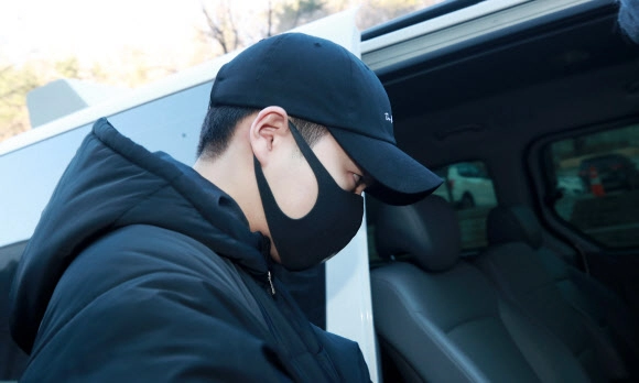 만취 상태로 무면허 운전을 하다가 사고를 낸 배우 손승원씨가 서울중앙지법에서 열린 구속 전 피의자 심문(영장실질심사)을 마친 뒤 밖으로 나서고 있다. 2019.1.2 연합뉴스