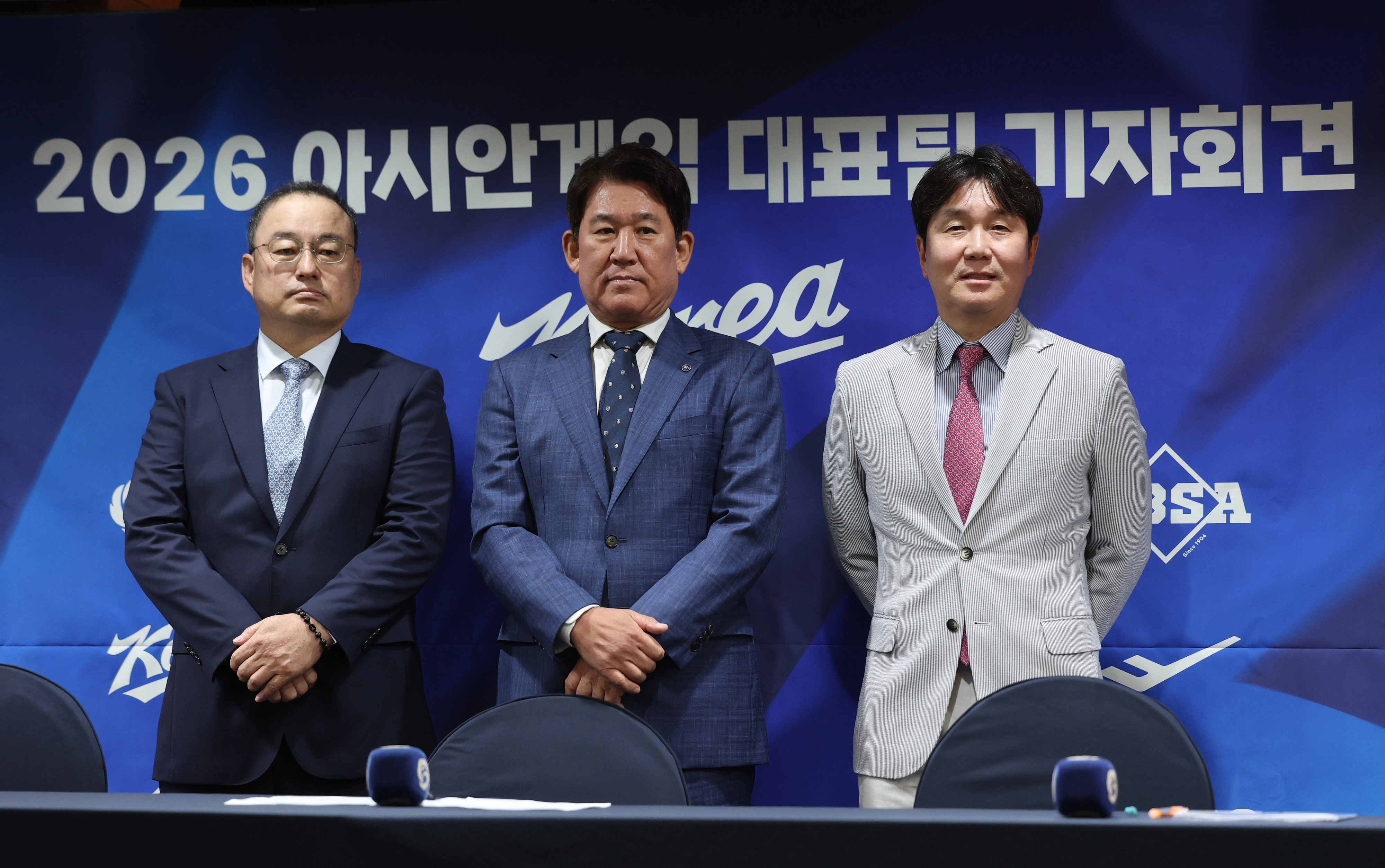 차명주(왼쪽부터) 대한야구소프트볼협회 경기력 향상 위원장, 조계현 한국야구위원회 전력강화위원장, 류지현 야구대표팀 감독이 11일 서울 중구 프레스센터에서 열린 2026 아이치·나고야아시안게임 야구 국가대표팀 최종 명단 공개 기자회견에서 기념사진을 찍고 있다. 2026.6.11 연합뉴스