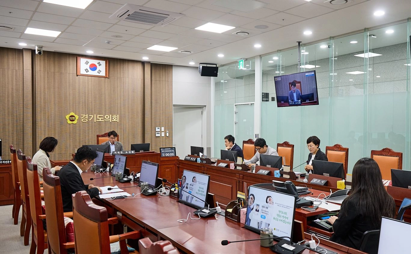 ▲ 경기도의회 기획재정위원회 소속 의원들이 제391회 정례회 제2차 상임위 회의에서 「경기도 행정기구 및 정원 조례 일부개정조례안」 등 상정된 안건들을 심의하고 있다. (사진=경기도의회)