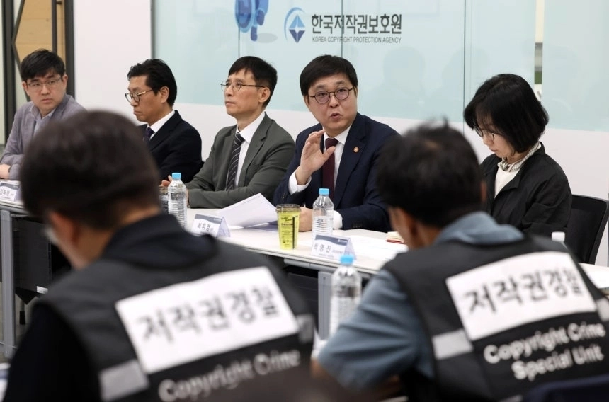 최휘영 문화체육관광부 장관이 지난 5월  한국소비자보호원을 방문해 콘텐츠 불법 유통사이트 ‘긴급차단’ 제도 시행을 점검하는 모습.
문화체육관광부 제공