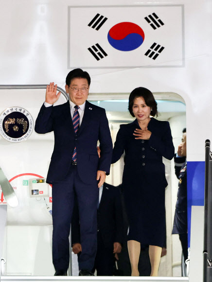 이탈리아를 국빈 방문한 이재명 대통령과 김혜경 여사가 10일(현지시간) 로마 피우미치노 국제공항에 도착한 공군 1호기에서 환영객에게 인사하고 있다. 2026.6.11  연합뉴스