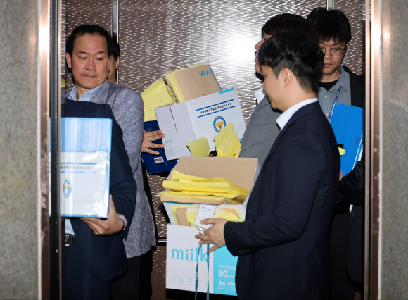 경찰 관계자들이 11일 경기도 과천시 중앙선거관리위원회에서 6ㆍ3 지방선거 투표지 부족사태 관련 압수수색을 위해 청사로 진입하고 있다. 2026.6.11  연합뉴스