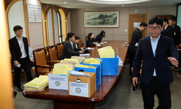 경찰 관계자들이 11일 경기도 과천시 중앙선거관리위원회에서 6ㆍ3 지방선거 투표지 부족사태 관련 압수수색을 하고 있다. 2026.6.11  연합뉴스