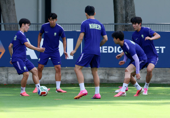 한국 축구 국가대표팀 손흥민 등 선수들이 2026 북중미 월드컵 체코와의 조별리그 1차전을 하루 앞둔 10일(현지시간) 오후 멕시코 과달라하라 인근 사포판의 치바스 바예 베르데에서 훈련하고 있다. 2026.6.11  연합뉴스