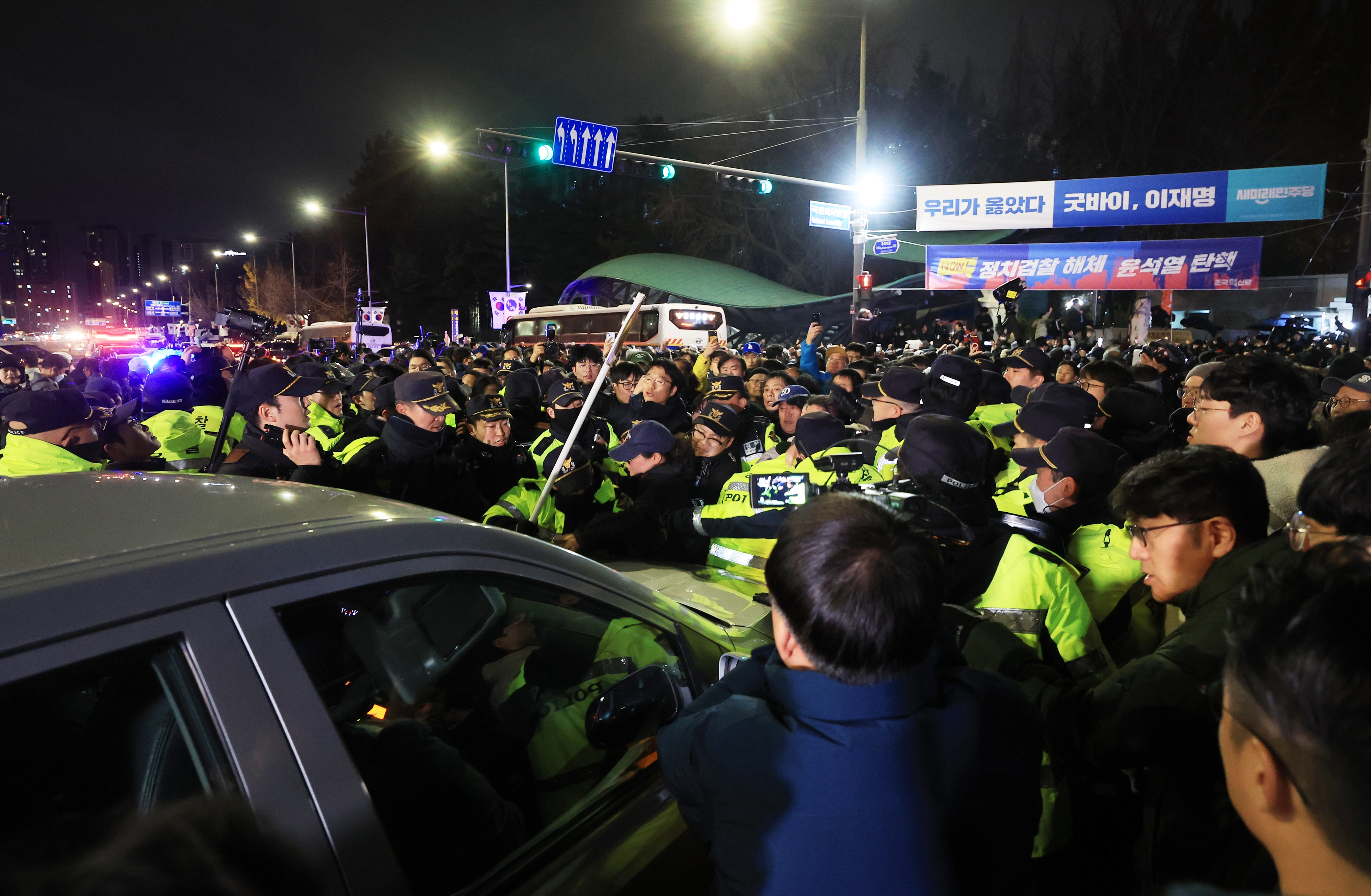 2024년 12월 3일 반헌법적 비상 계엄 소식을 들은 시민들은 국회로 달려가 비상계엄 해제를 끌어냈다. 사진은 12월 4일 새벽 국회 앞에서 군인이 탑승한 차가 국회로 들어가려 하자 시민들이 막고 있는 모습.
연합뉴스