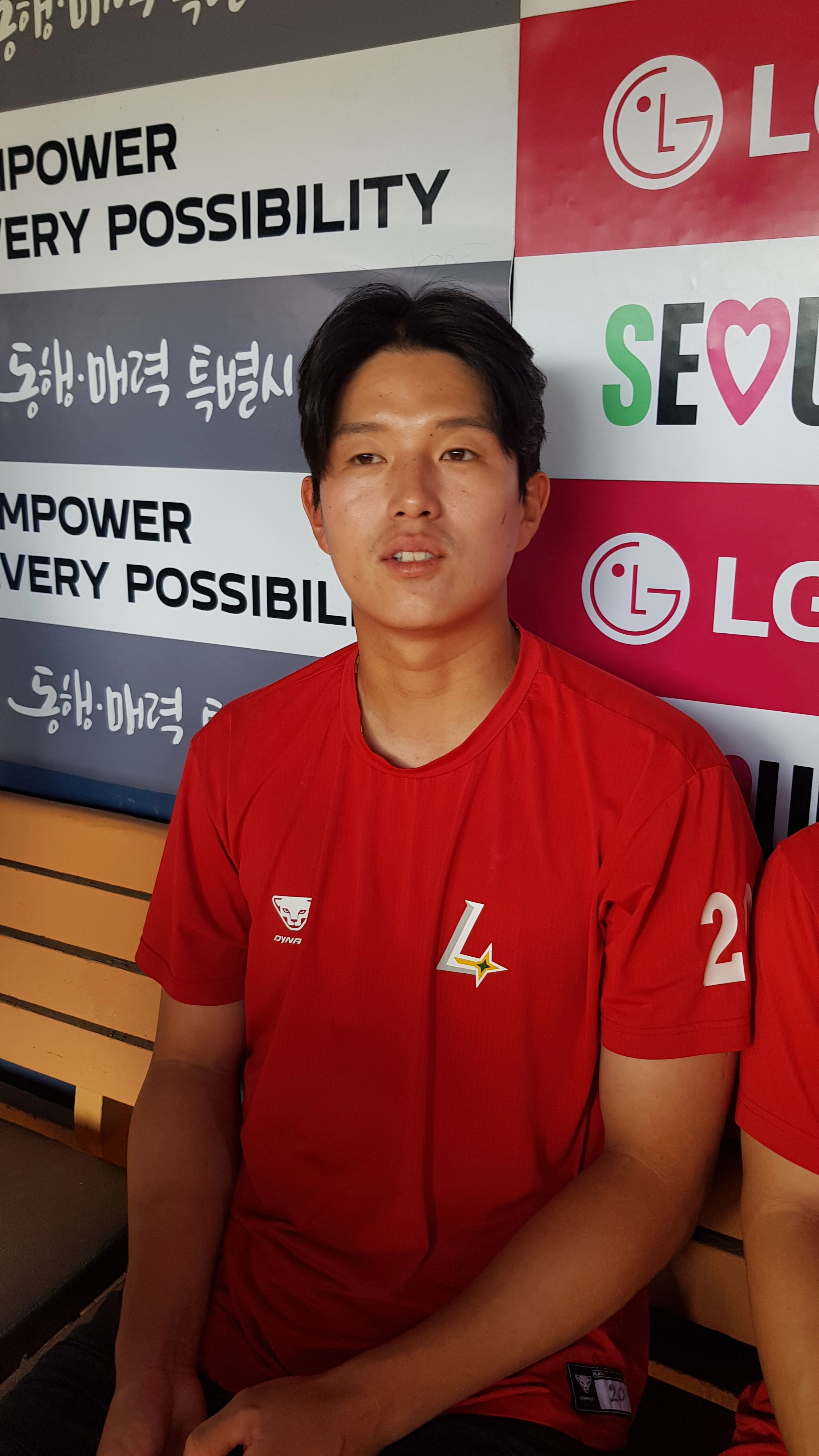 SSG 랜더스 포수 조형우가 11일 서울 잠실구장에서 LG 트윈스전을 앞두고 취재진과 만나 2026 아이치·나고야아시안게임 야구 대표팀 발탁과 관련해 소감을 전하고 있다. 2026.6.11 류재민기자