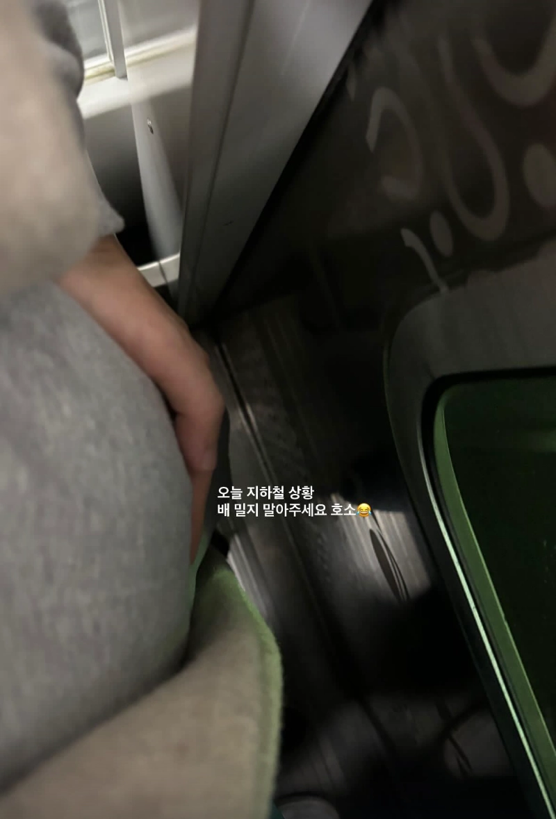 출근길 만원 지하철에서 임산부배려석에 앉기란 ‘하늘의 별따기’와 같다. 촬영 김민지.