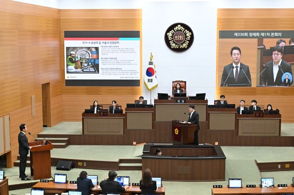 지난 11일 제336회 정례회 시정질문에서 오세훈 서울시장을 상대로 질의하는 김동욱 의원. 서울시의회 제공