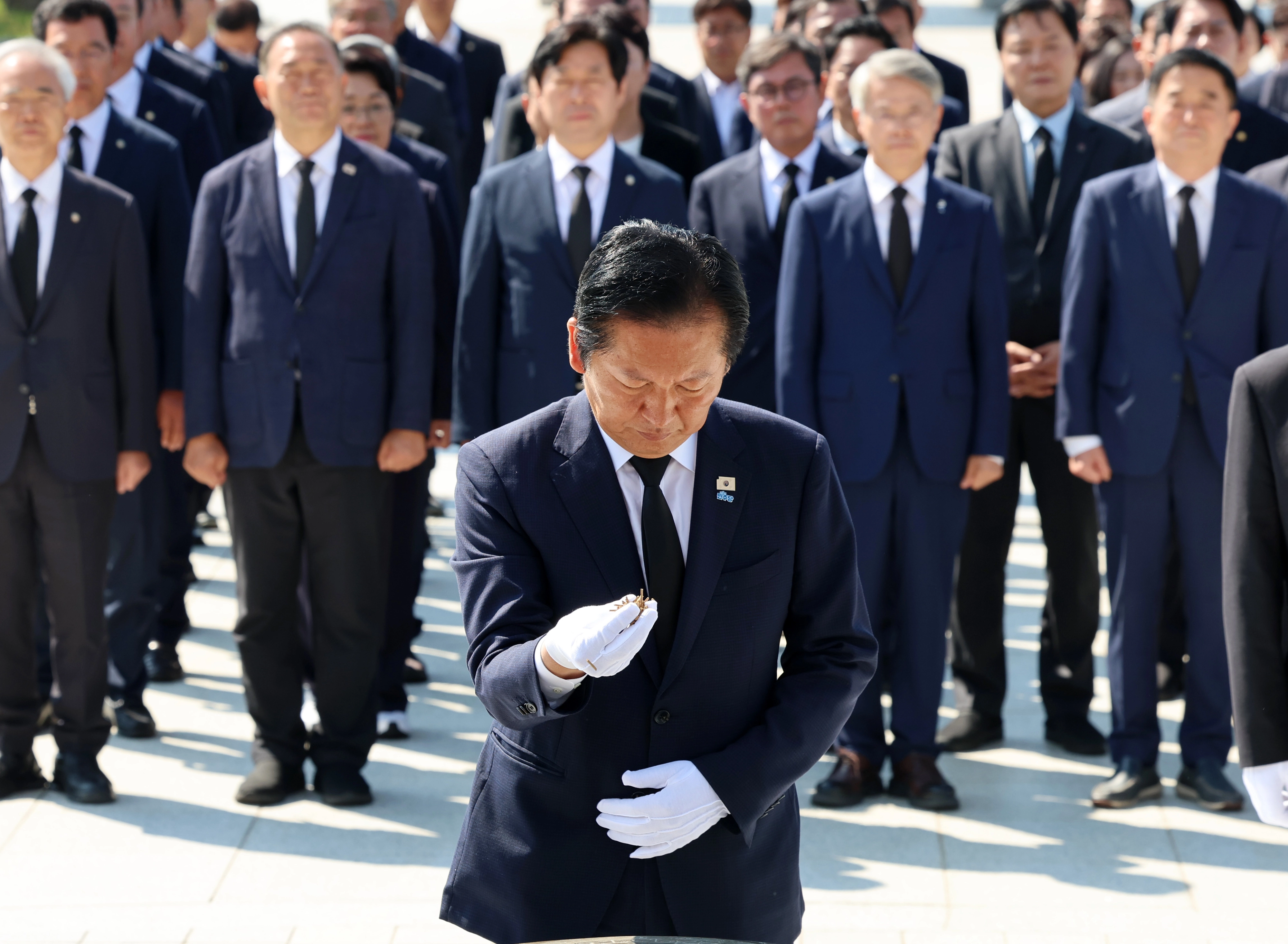 정청래 더불어민주당 대표가 12일 광주 북구 국립5ㆍ18민주묘지를 찾아 참배하고 있다. 광주 연합뉴스
