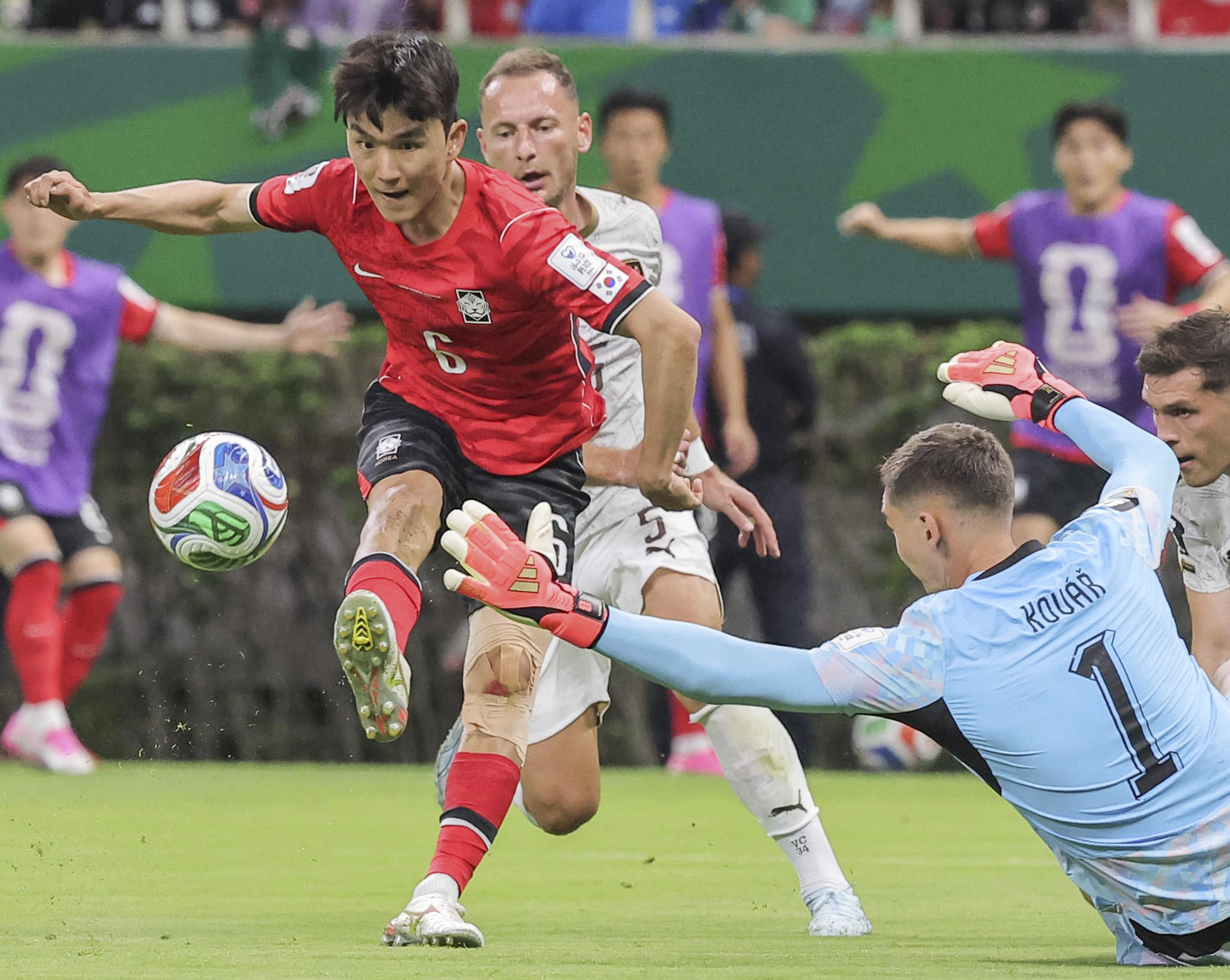 대한민국 축구국가대표팀 황인범이 12일(한국시간) 멕시코 할리스코주 사포판 과달라하라 스타디움에서 열린 2026 북중미월드컵 A조 조별리그 1차전 대한민국과 체코의 경기에서 동점골을 넣고 있다. 2026.6.12 사포판 연합뉴스